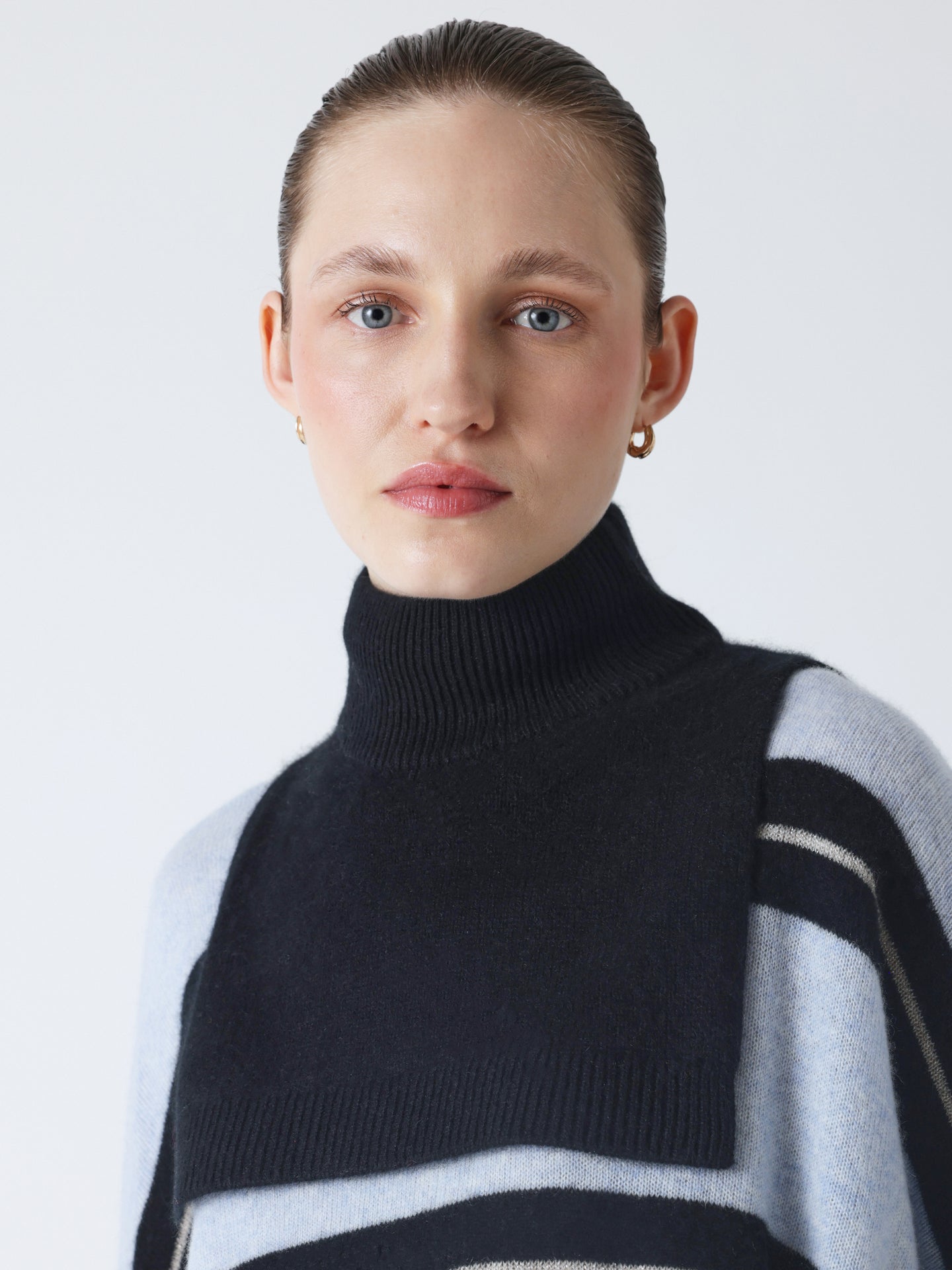 Isaura - Cashmere stand-up collar - black