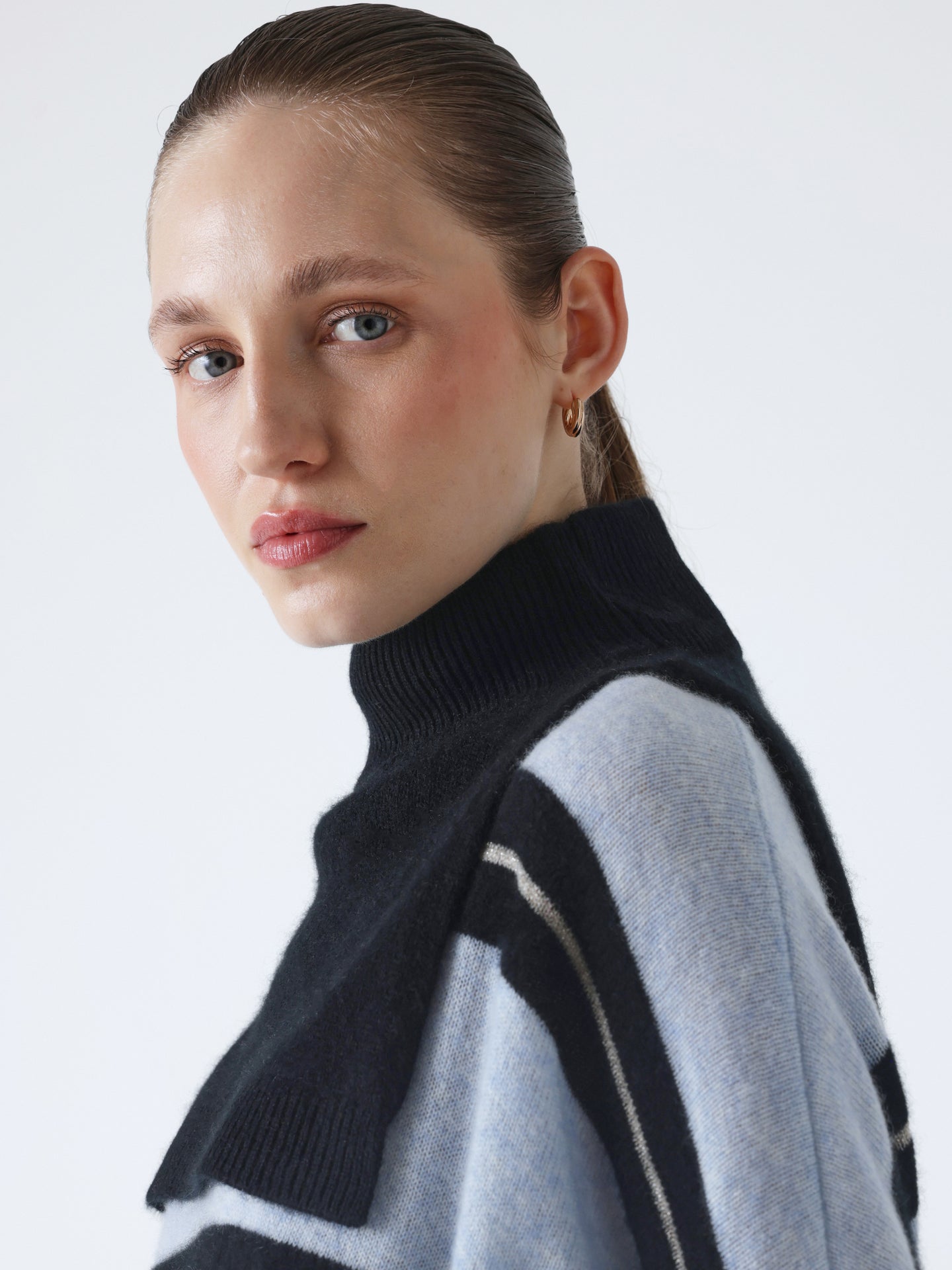 Isaura - Cashmere stand-up collar - black