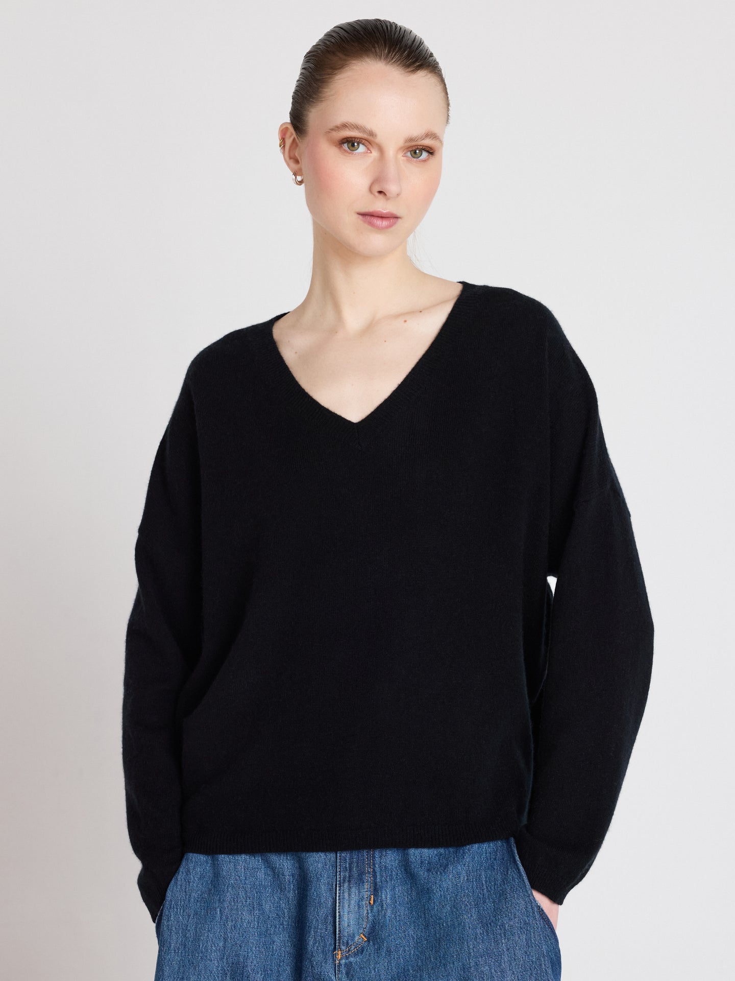 Alicia - Kaschmirpullover mit V-Ausschnitt - black
