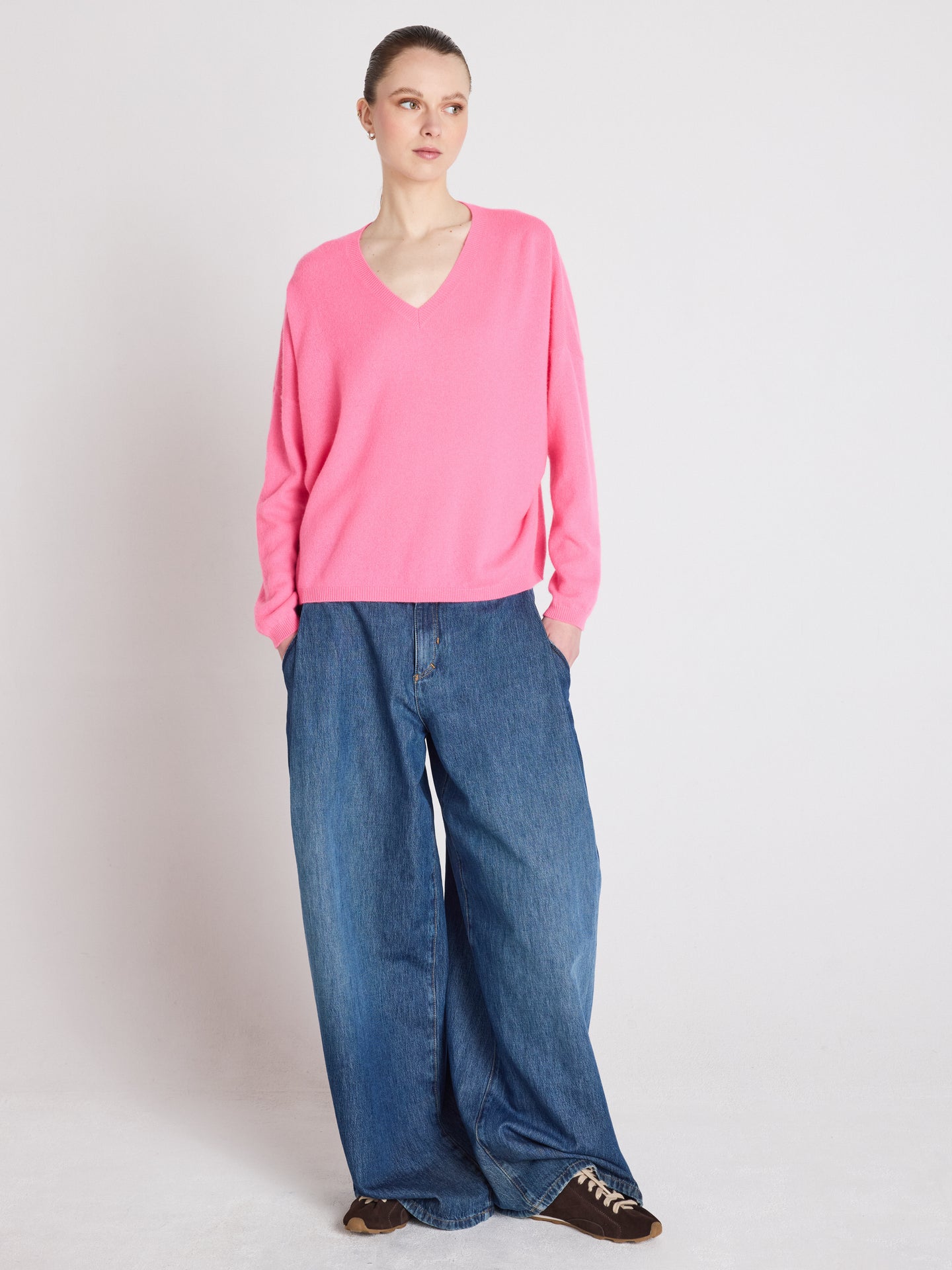 Alicia - Kaschmirpullover mit V-Ausschnitt - sparkle pink neon