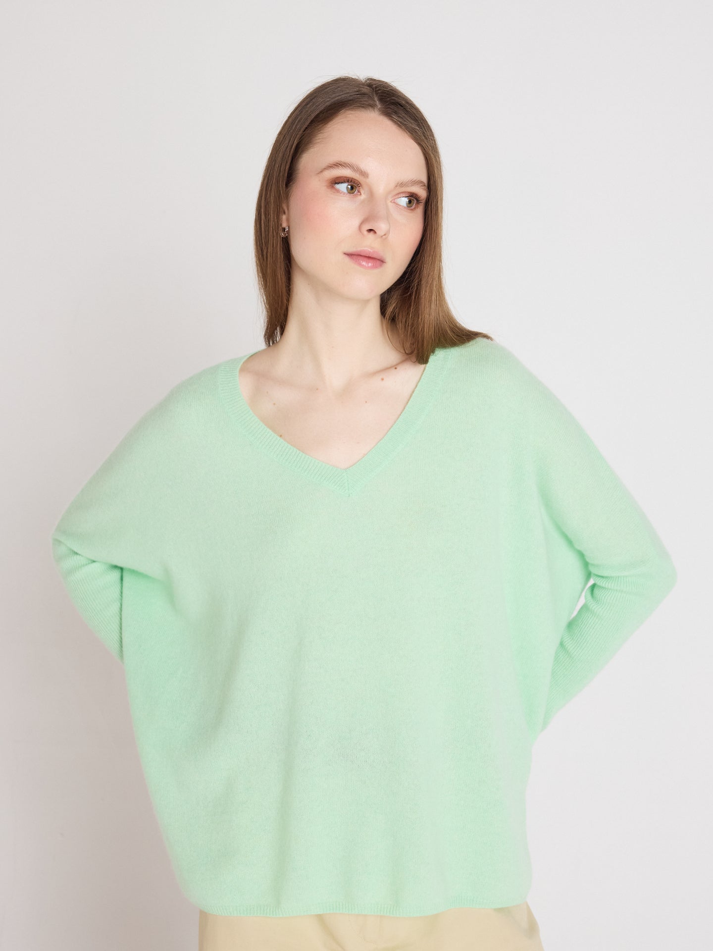 Camille - Kaschmirponcho mit V-Ausschnitt - pastel green