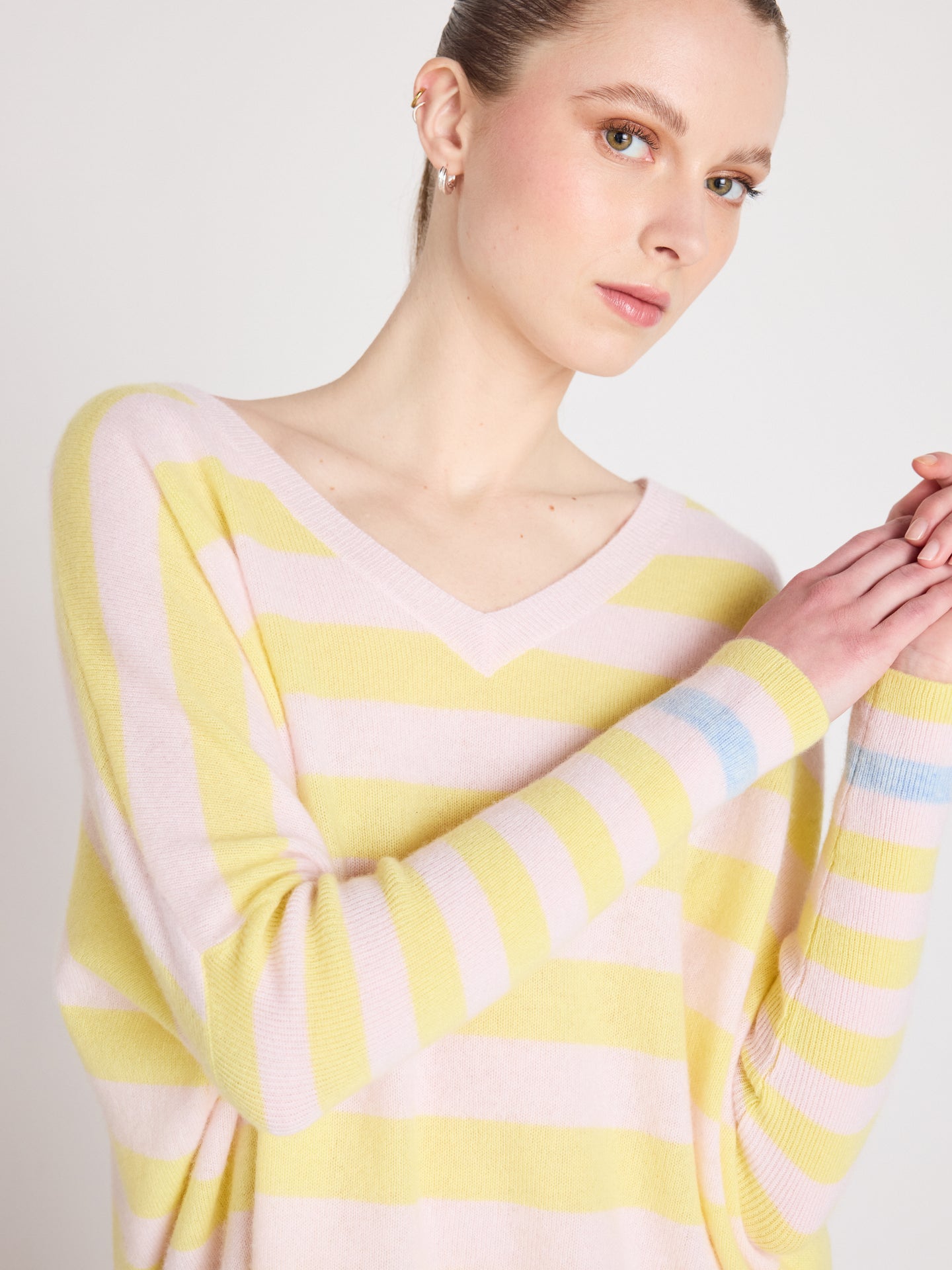 Janet - Poncho-pullover mit V-Ausschnitt aus Kaschmir - lemon fizz