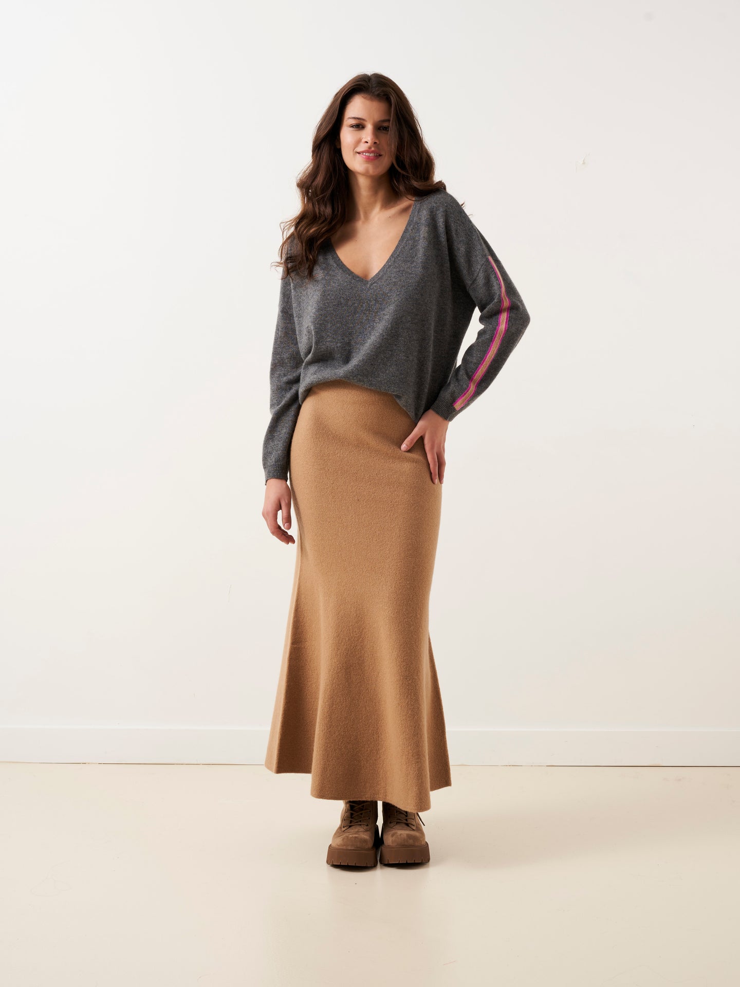 dunmore - 100% cashmere V-neck sweater - dark heather gray