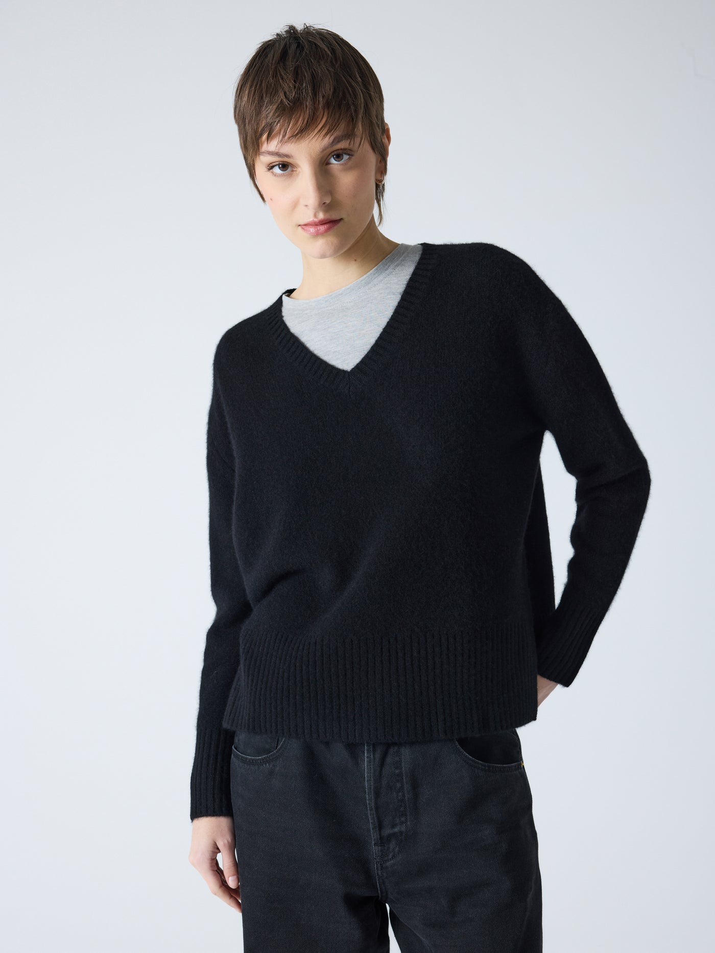 Livia - Pullover mit V-Ausschnitt aus 100 % Kaschmir - black