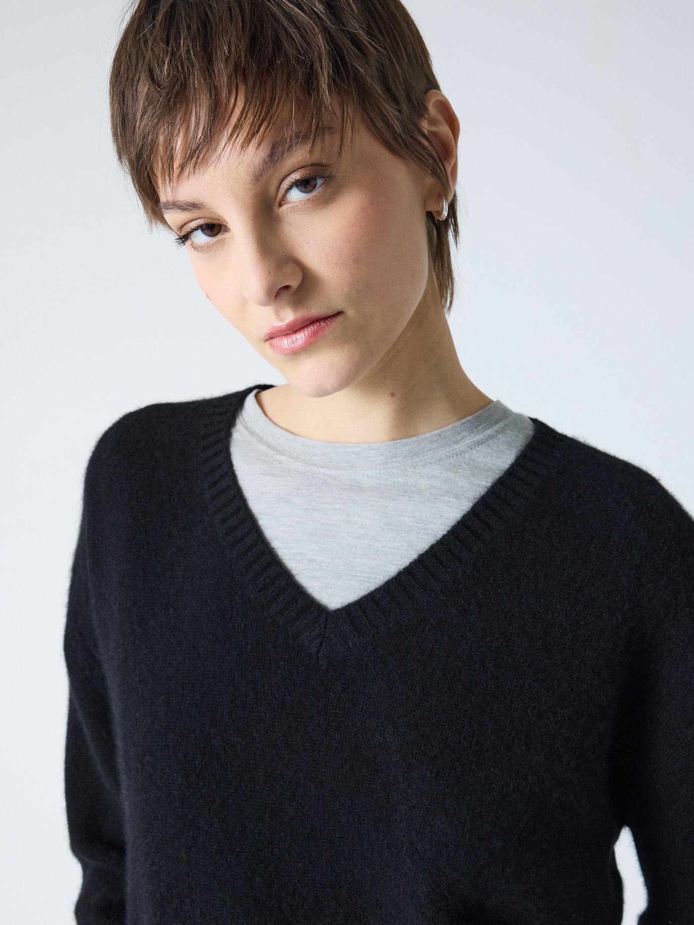 Livia - Pullover mit V-Ausschnitt aus 100 % Kaschmir - black