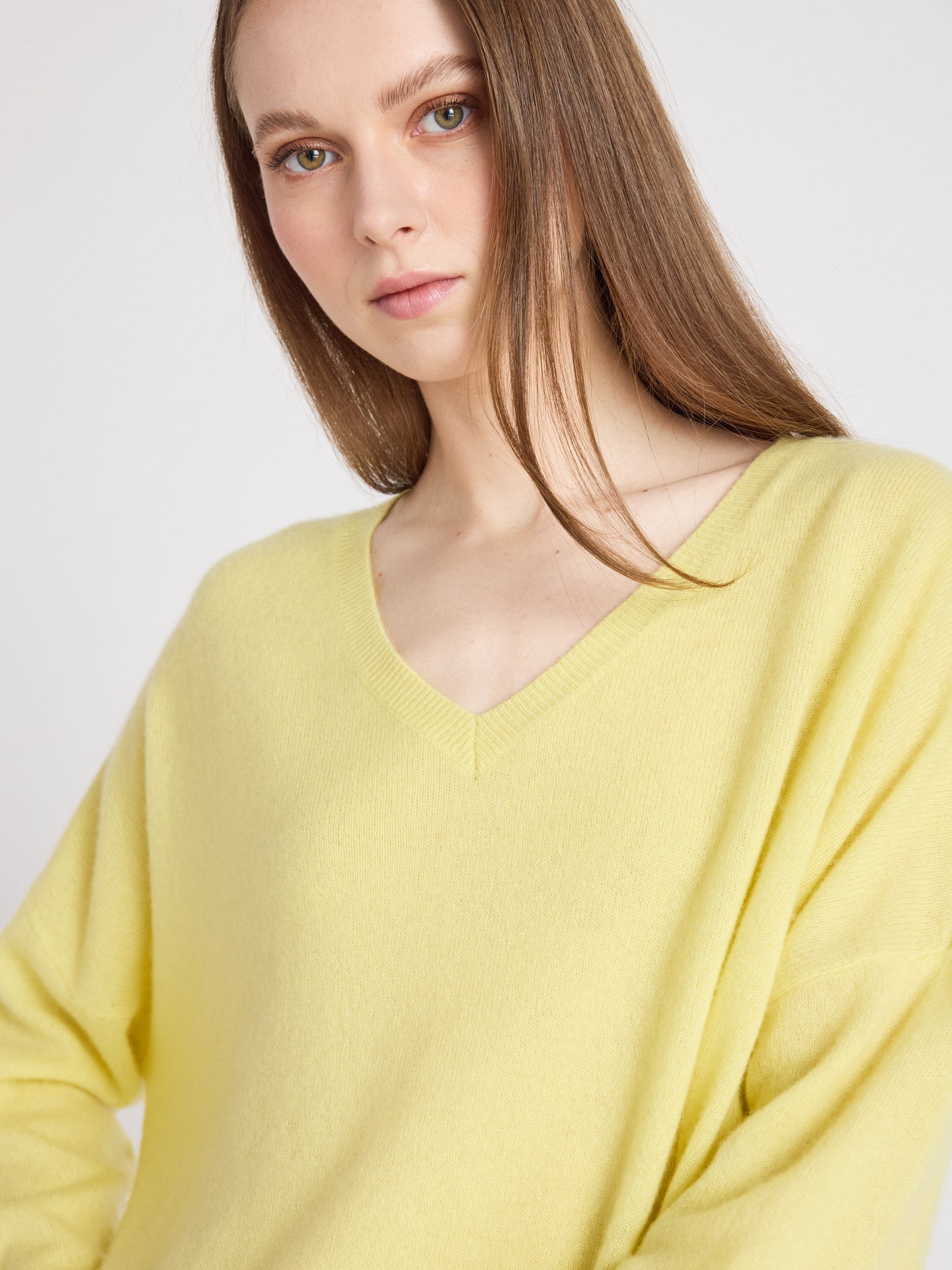 Alicia - Kaschmirpullover mit V-Ausschnitt - lemon fizz
