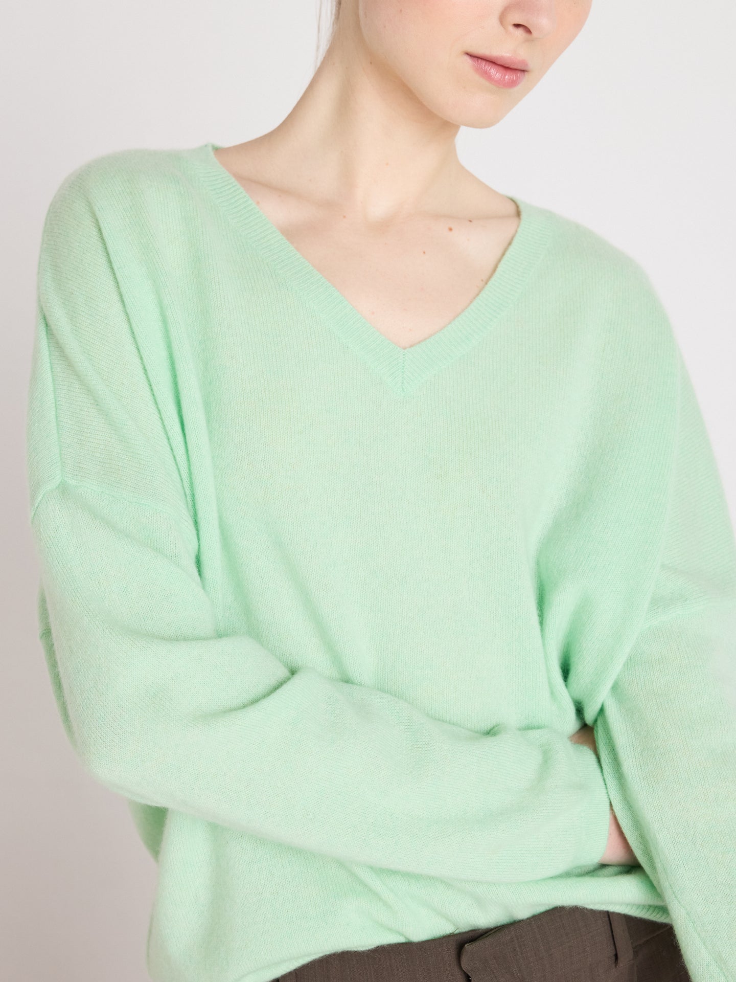 Alicia - Kaschmirpullover mit V-Ausschnitt - pastel green