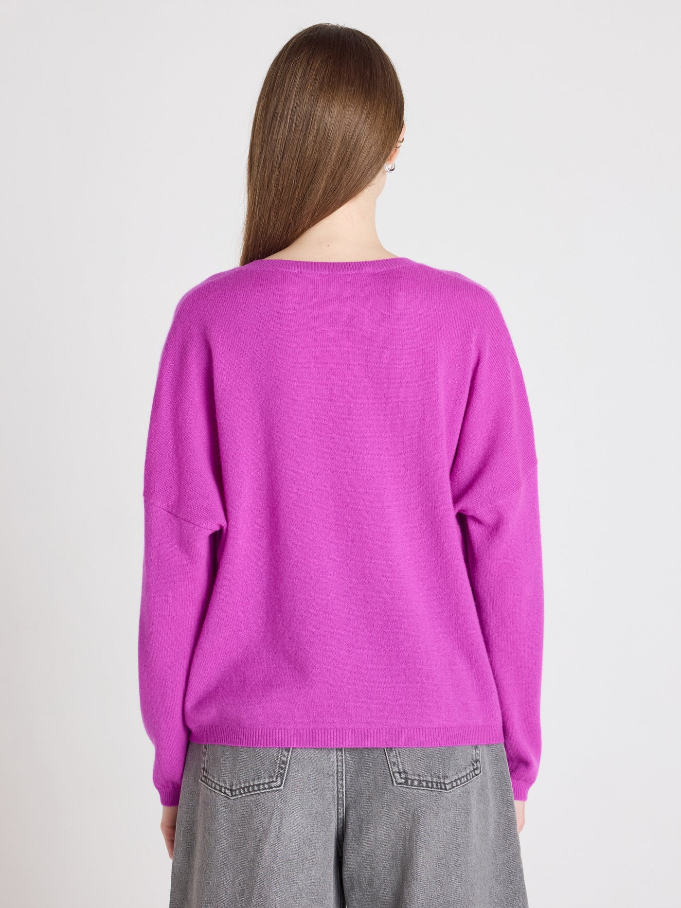 Alicia - Kaschmirpullover mit V-Ausschnitt - purple neon