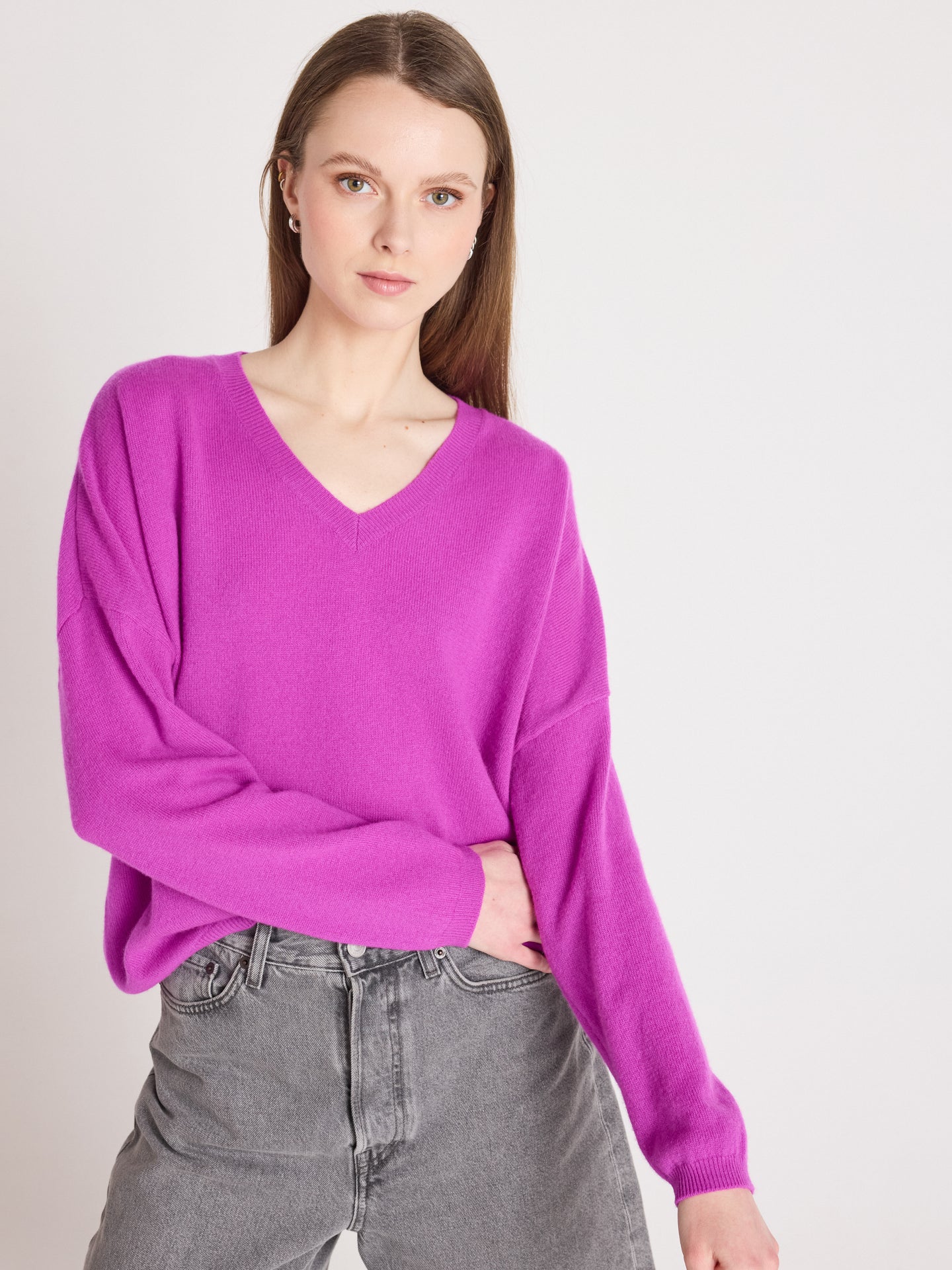 Alicia - Kaschmirpullover mit V-Ausschnitt - purple neon
