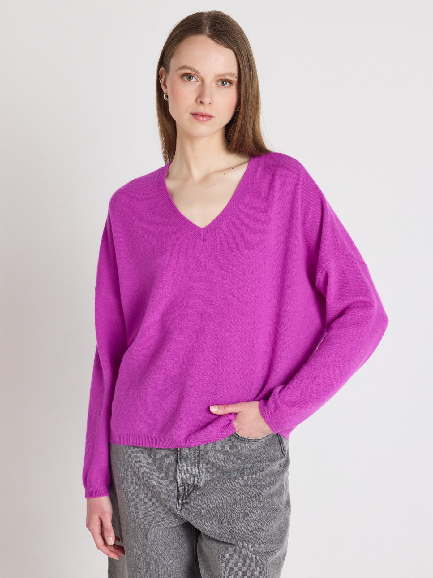 Alicia - Kaschmirpullover mit V-Ausschnitt - purple neon