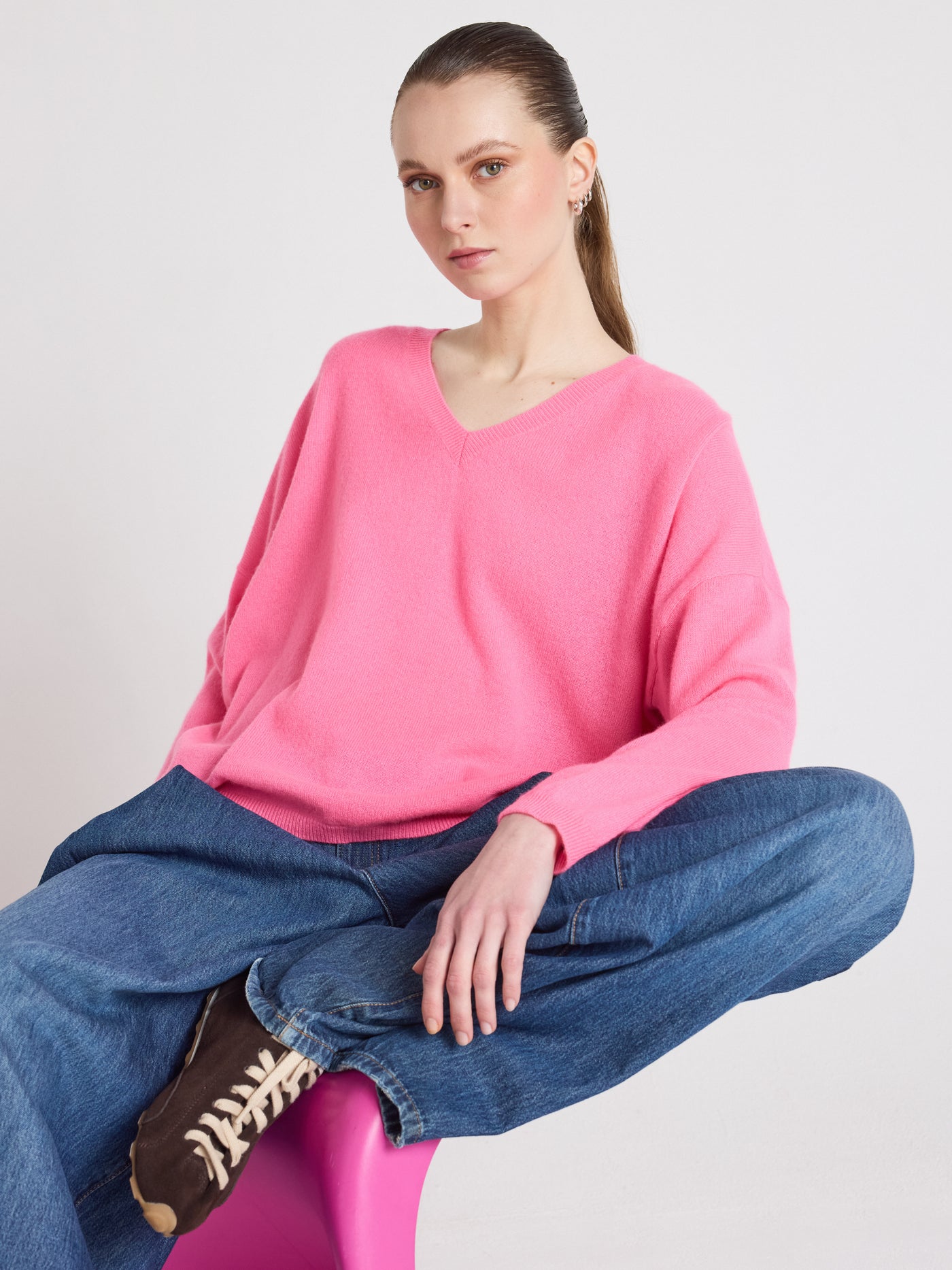 Alicia - Kaschmirpullover mit V-Ausschnitt - sparkle pink neon