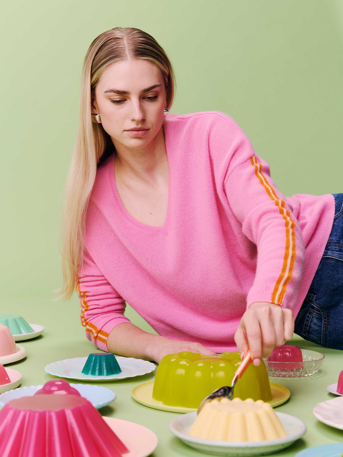 Alexia - V-neck cashmere sweater - dragon fruit