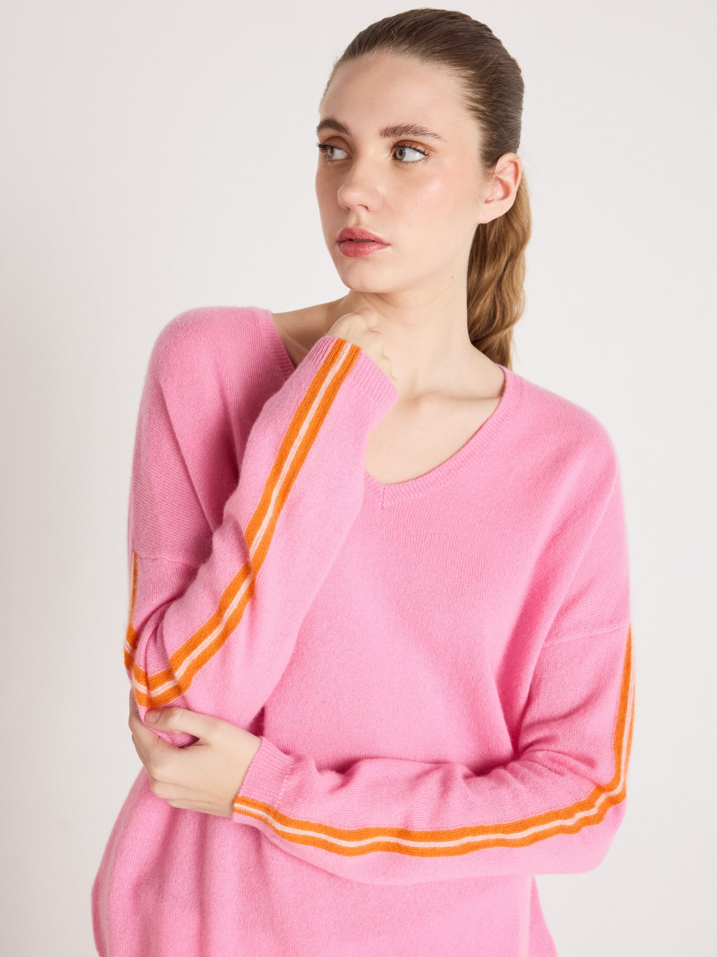 Alexia - Kaschmirpullover mit V-Ausschnitt - dragon fruit