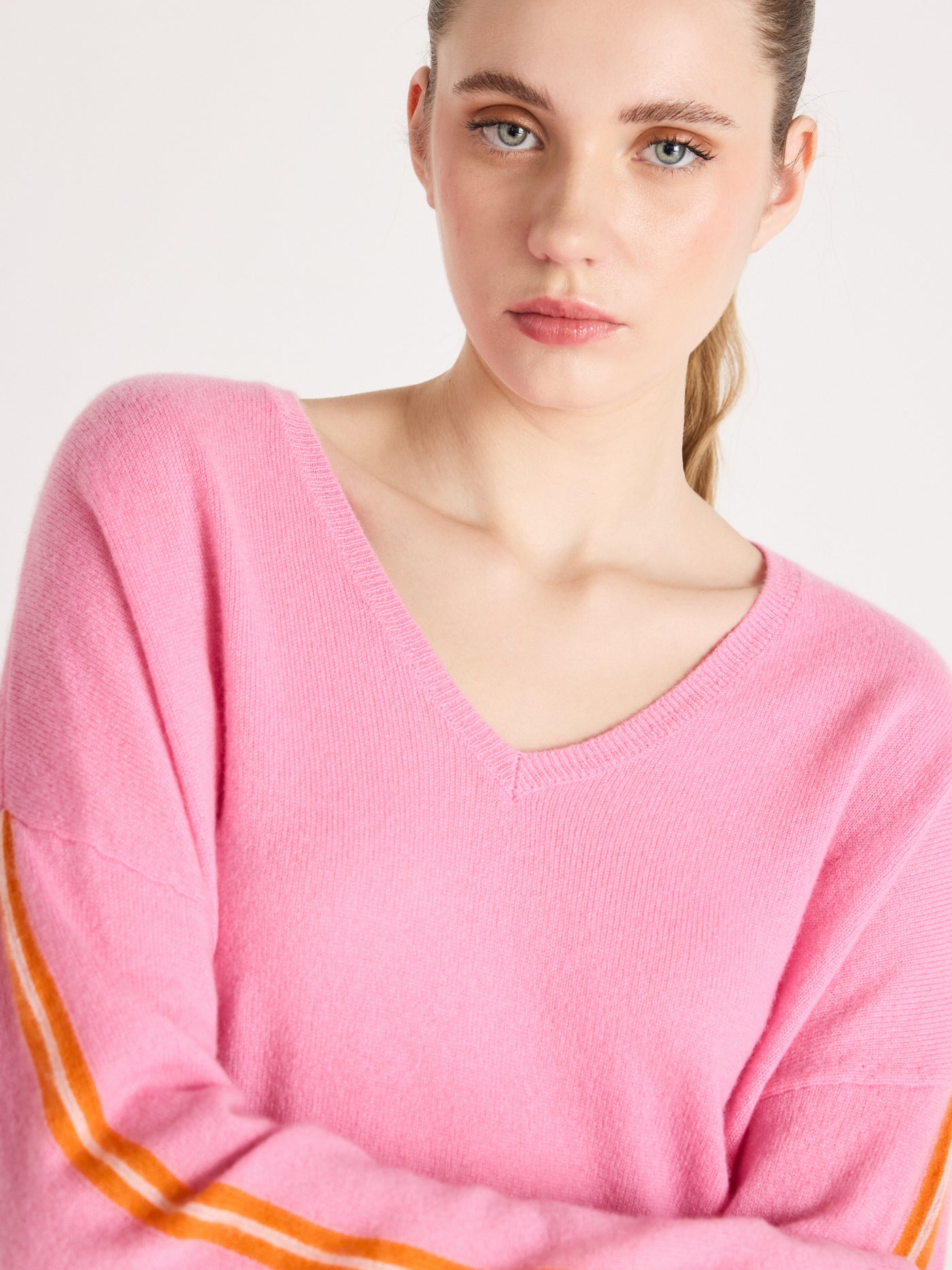 Alexia - Kaschmirpullover mit V-Ausschnitt - dragon fruit