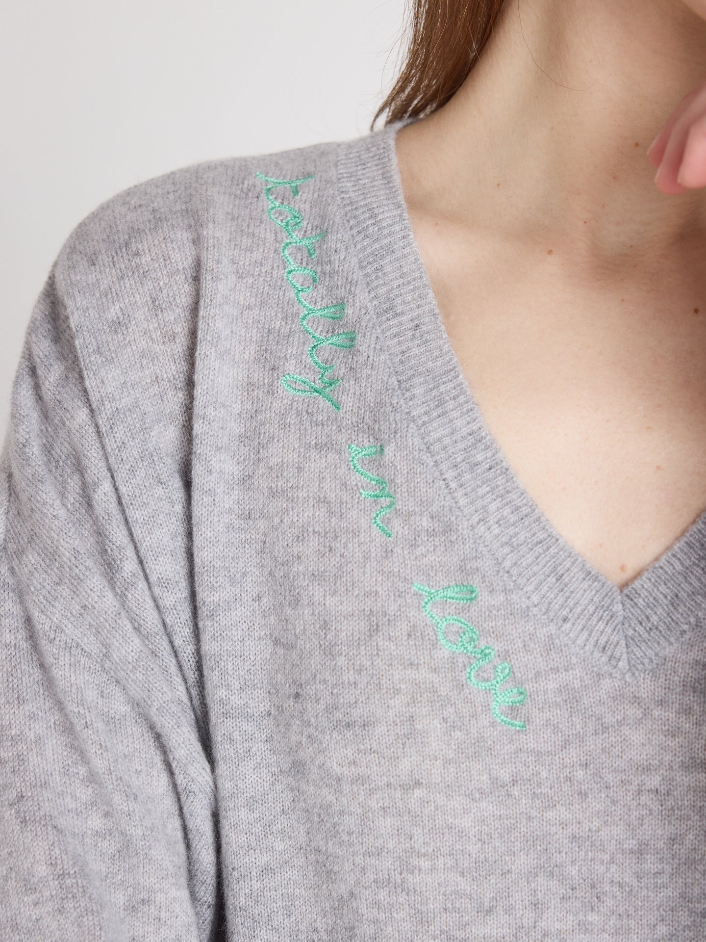 Kennedy - Bestickter Kaschmirpullover mit V-Ausschnitt - light heather grey