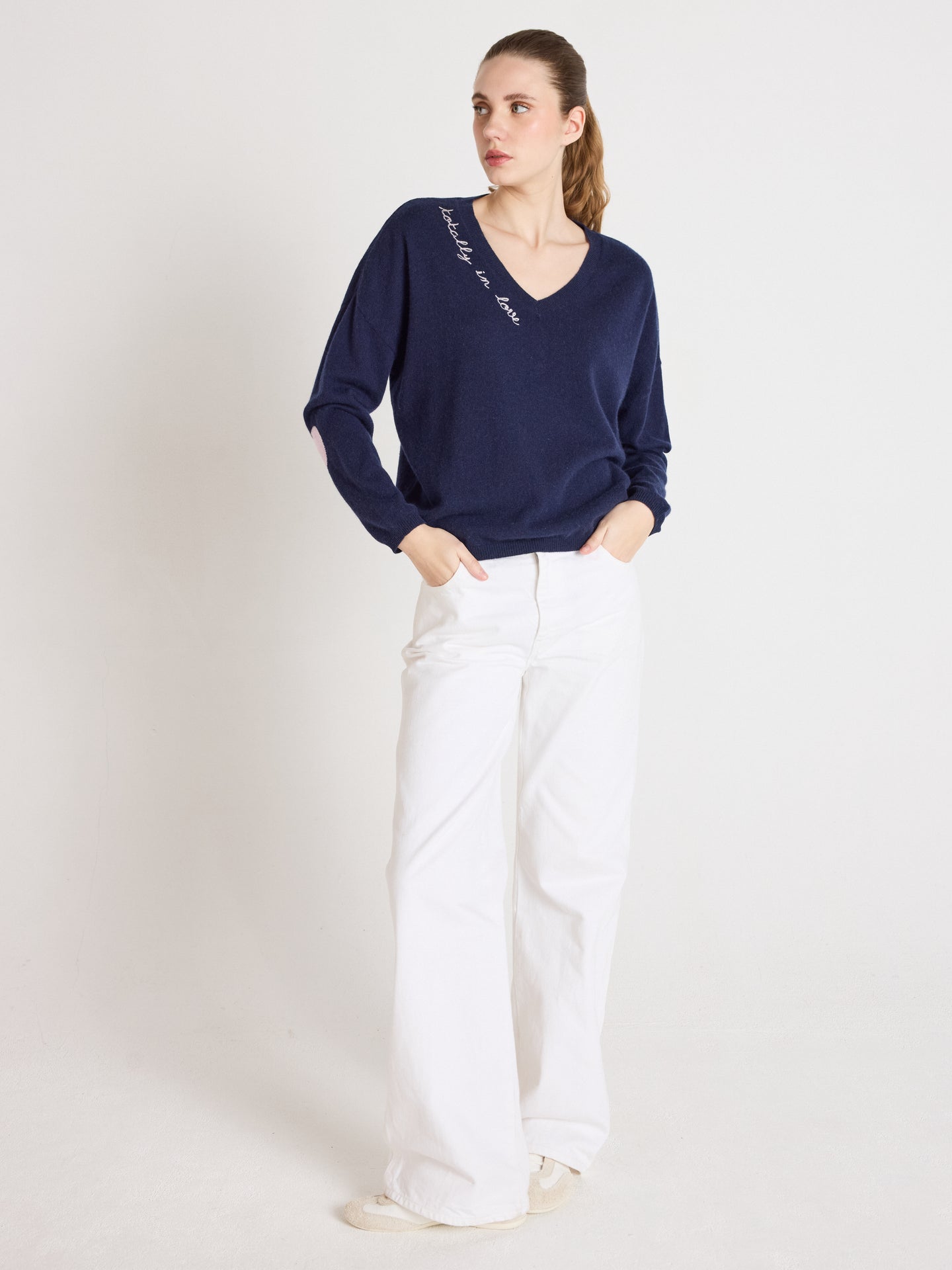 Kennedy - Bestickter Kaschmirpullover mit V-Ausschnitt - Navy