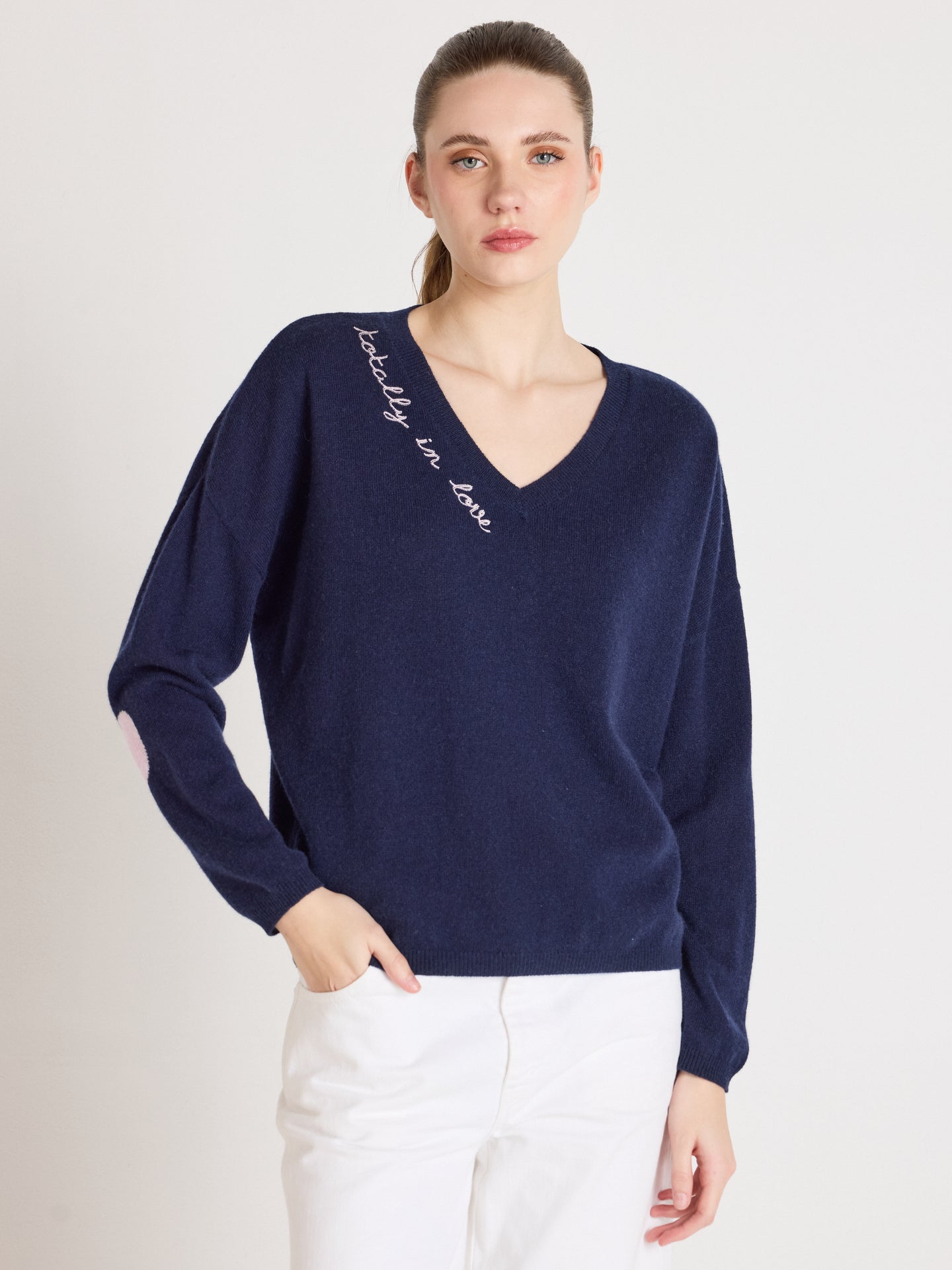 Kennedy - Bestickter Kaschmirpullover mit V-Ausschnitt - Navy