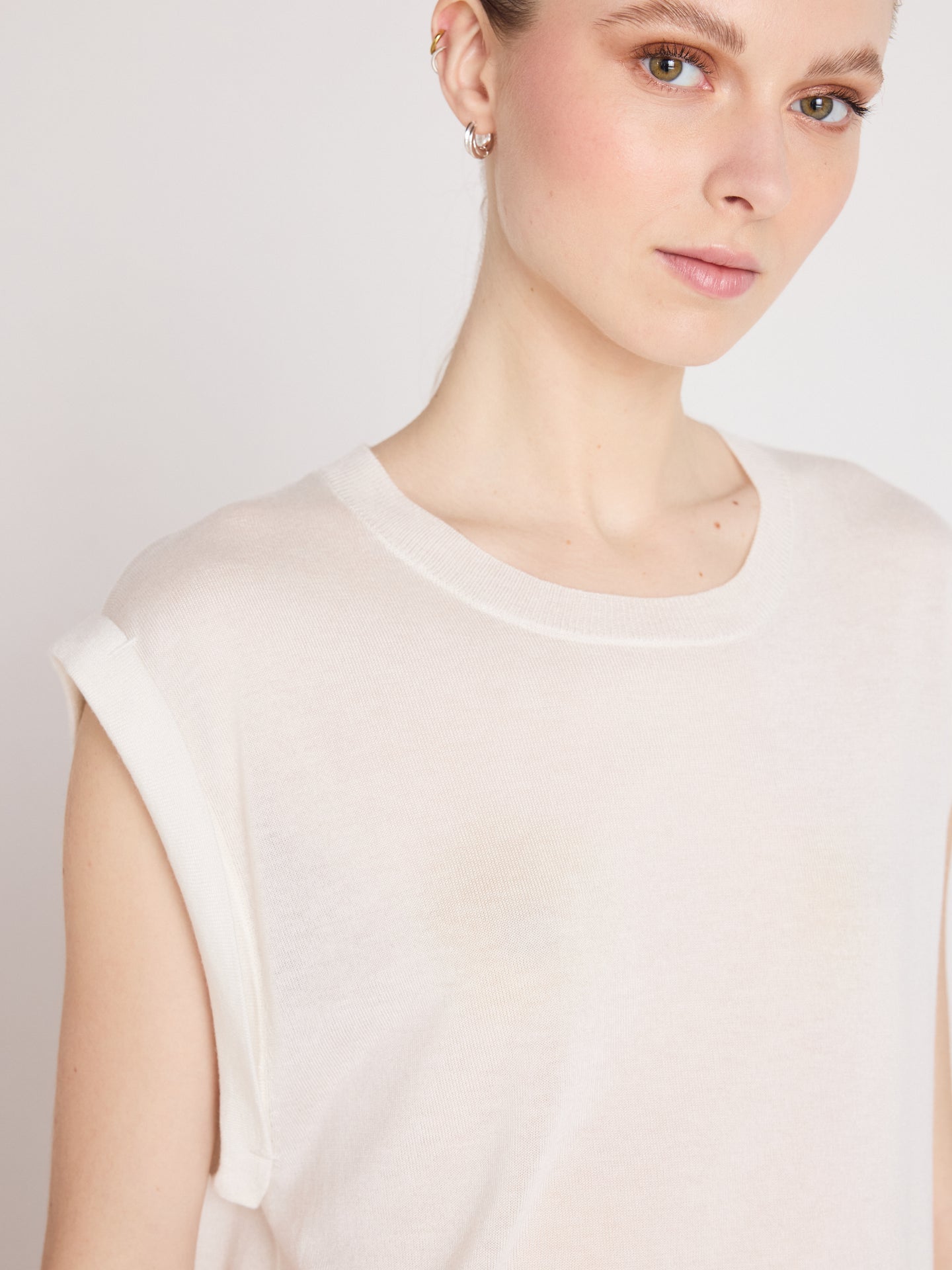 Naomi - Sleeveless sweater - white